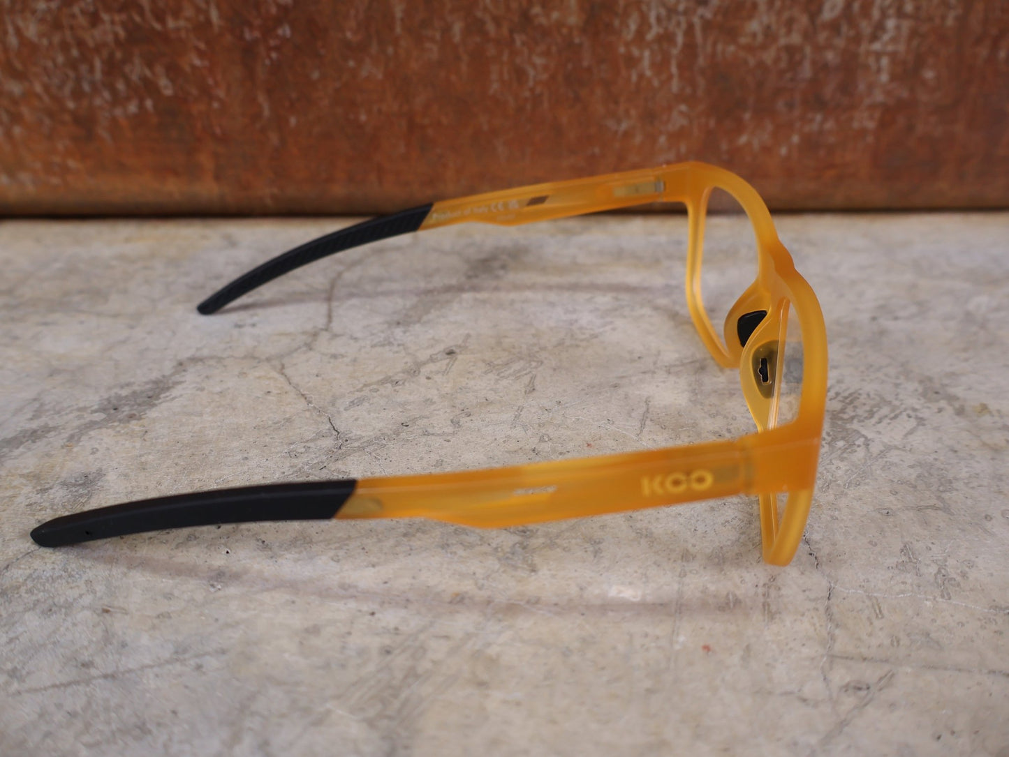Brillen von Koo, KOO FIJI BRILLE – BLONDE MATT / DEMO - GLAS vor USEDBIKES - OB.DE Hintergrund