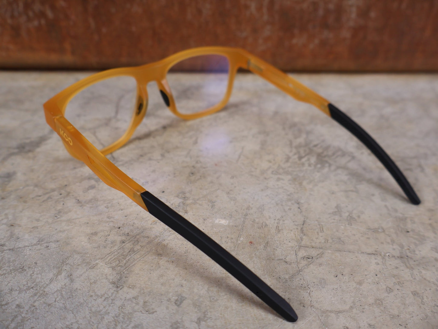 Brillen von Koo, KOO FIJI BRILLE – BLONDE MATT / DEMO - GLAS vor USEDBIKES - OB.DE Hintergrund