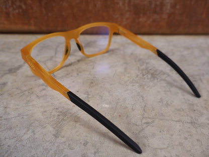 Brillen von Koo, KOO FIJI BRILLE – BLONDE MATT / DEMO - GLAS vor USEDBIKES - OB.DE Hintergrund