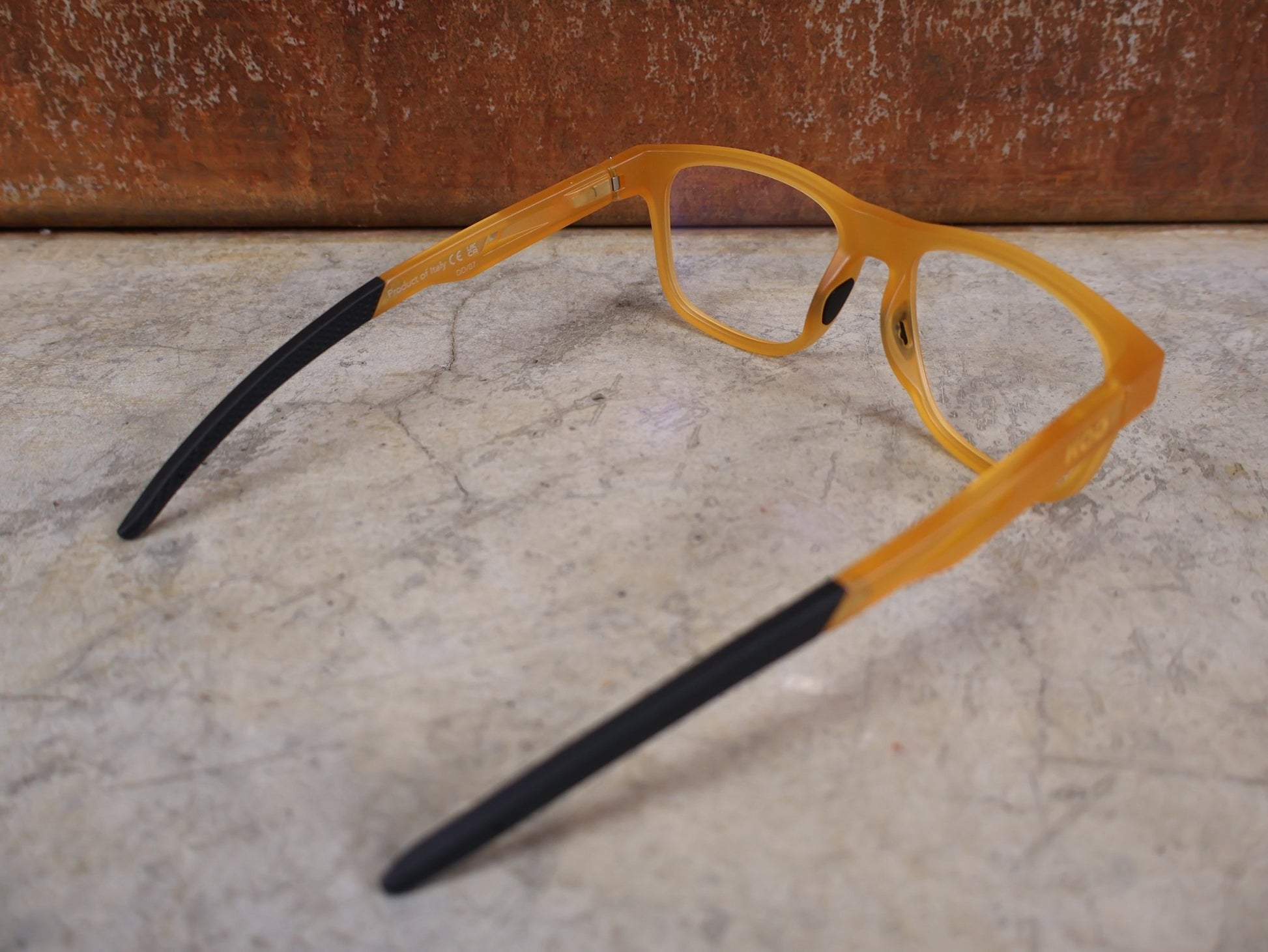 Brillen von Koo, KOO FIJI BRILLE – BLONDE MATT / DEMO - GLAS vor USEDBIKES - OB.DE Hintergrund