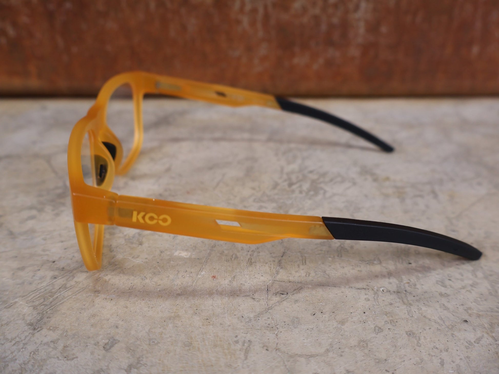 Brillen von Koo, KOO FIJI BRILLE – BLONDE MATT / DEMO - GLAS vor USEDBIKES - OB.DE Hintergrund