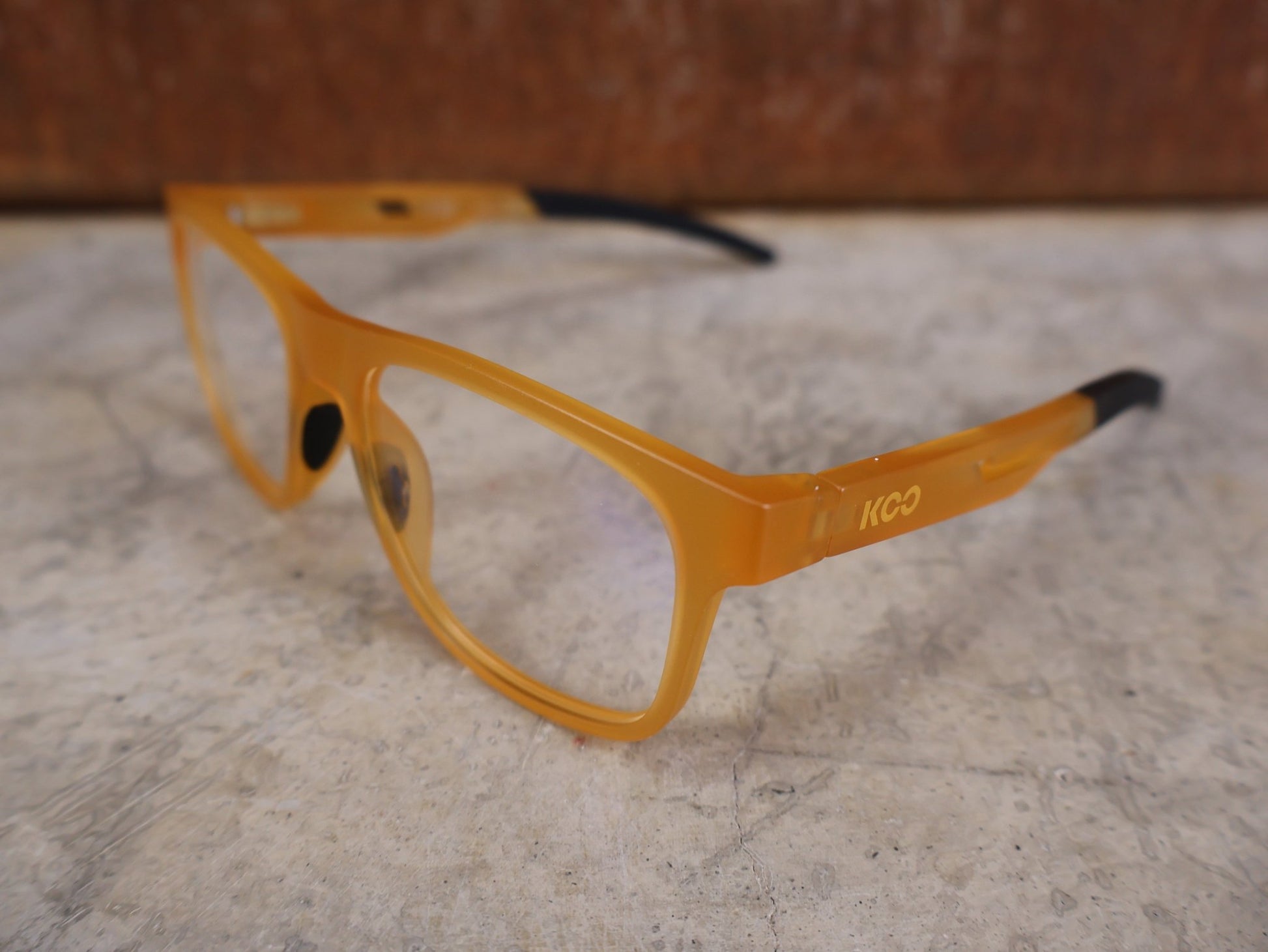 Brillen von Koo, KOO FIJI BRILLE – BLONDE MATT / DEMO - GLAS vor USEDBIKES - OB.DE Hintergrund