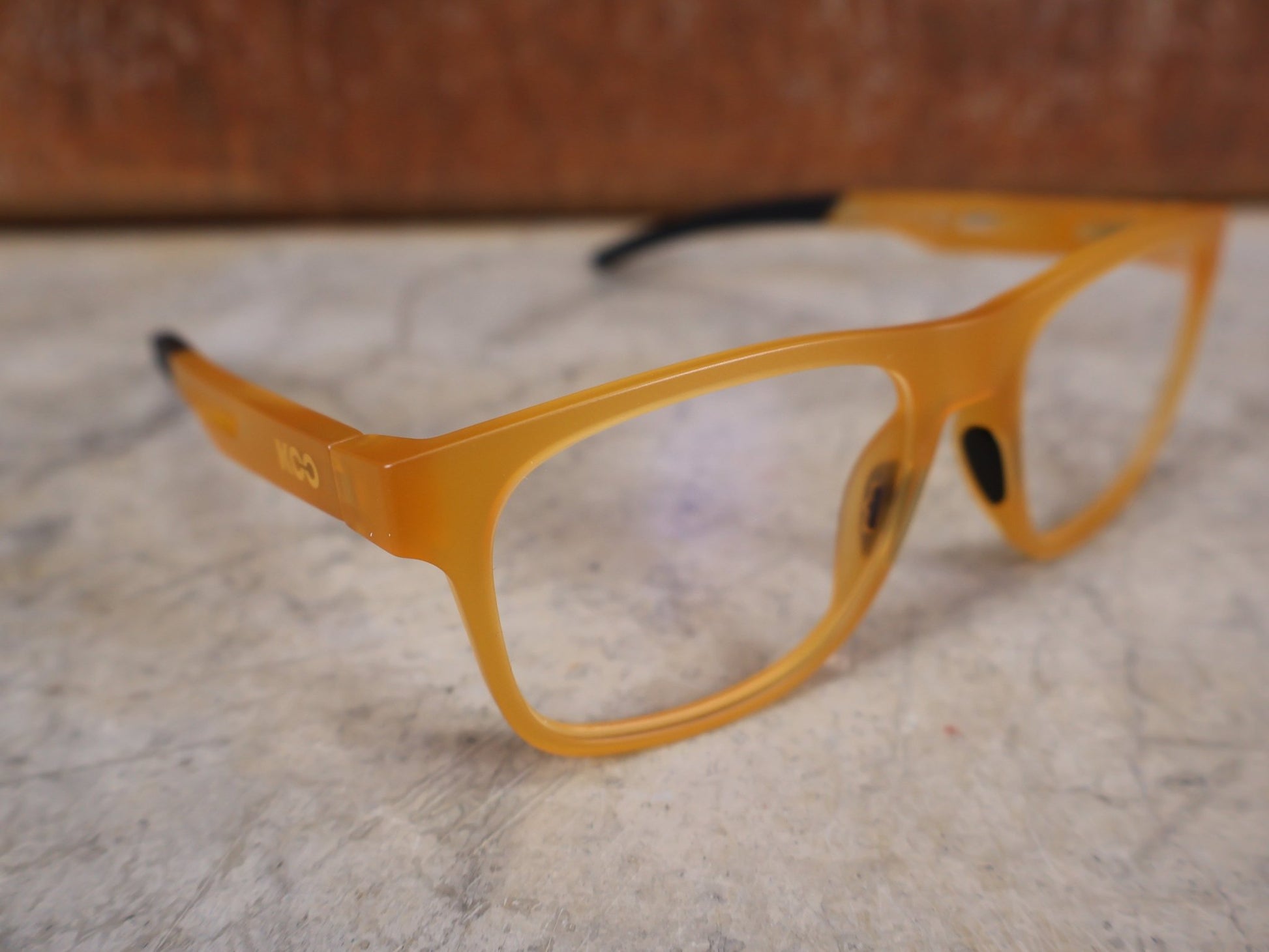 Brillen von Koo, KOO FIJI BRILLE – BLONDE MATT / DEMO - GLAS vor USEDBIKES - OB.DE Hintergrund