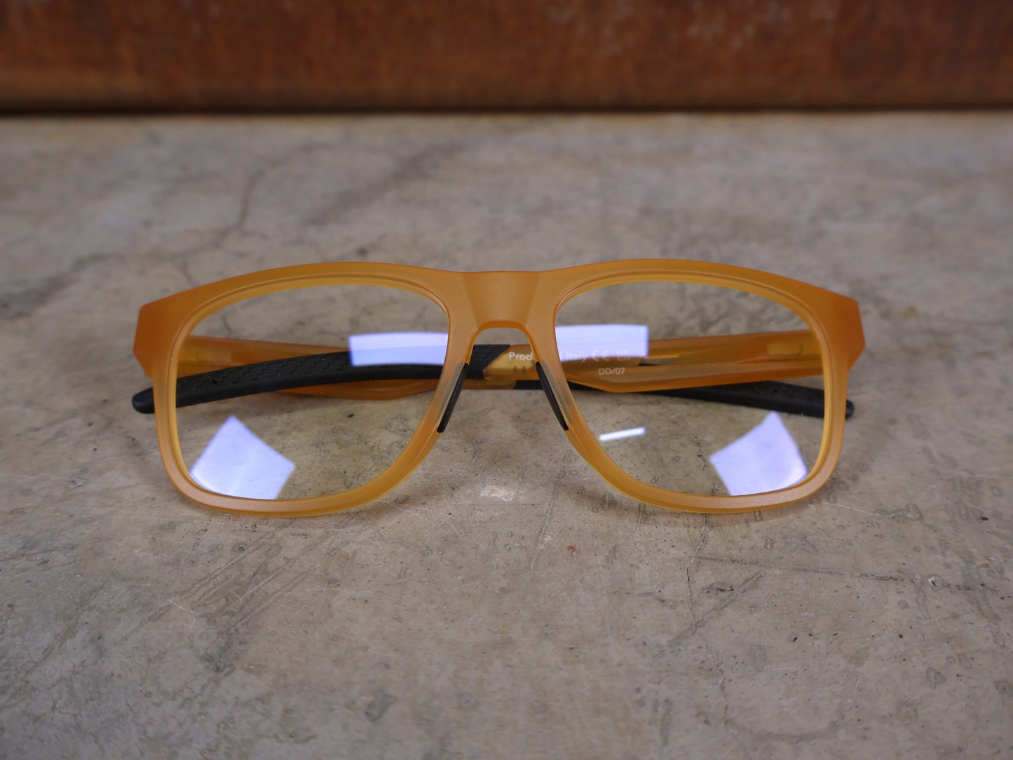 Brillen von Koo, KOO FIJI BRILLE – BLONDE MATT / DEMO - GLAS vor USEDBIKES - OB.DE Hintergrund