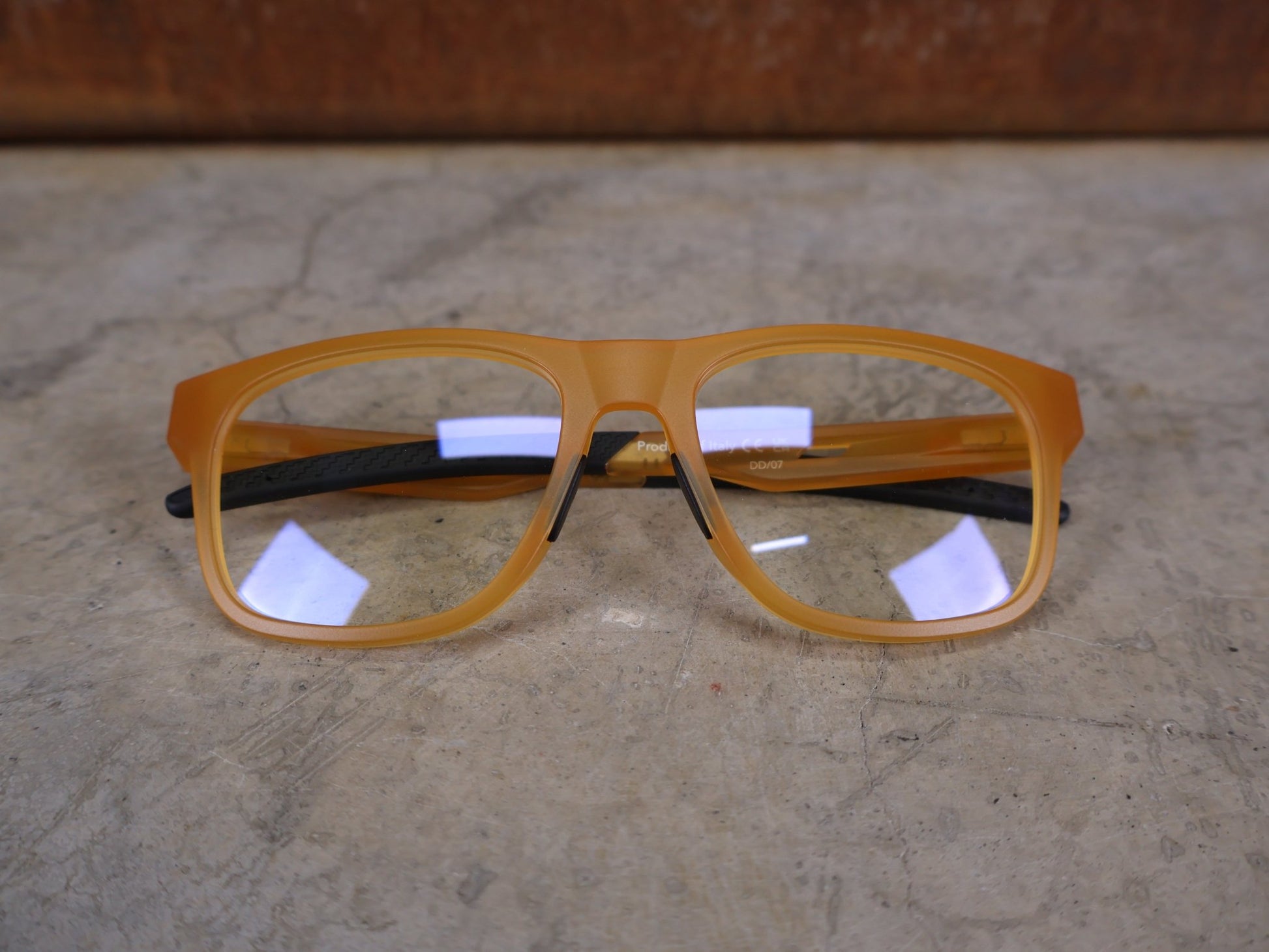 Brillen von Koo, KOO FIJI BRILLE – BLONDE MATT / DEMO - GLAS vor USEDBIKES - OB.DE Hintergrund