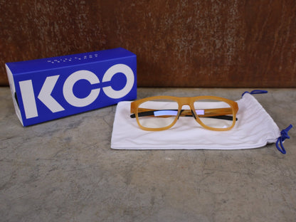 Brillen von Koo, KOO FIJI BRILLE – BLONDE MATT / DEMO - GLAS vor USEDBIKES - OB.DE Hintergrund