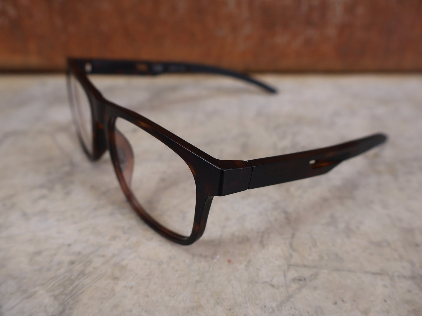 Brillen von Koo, KOO FIJI BRILLE – HAVANA MATT / DEMO - GLAS vor USEDBIKES - OB.DE Hintergrund