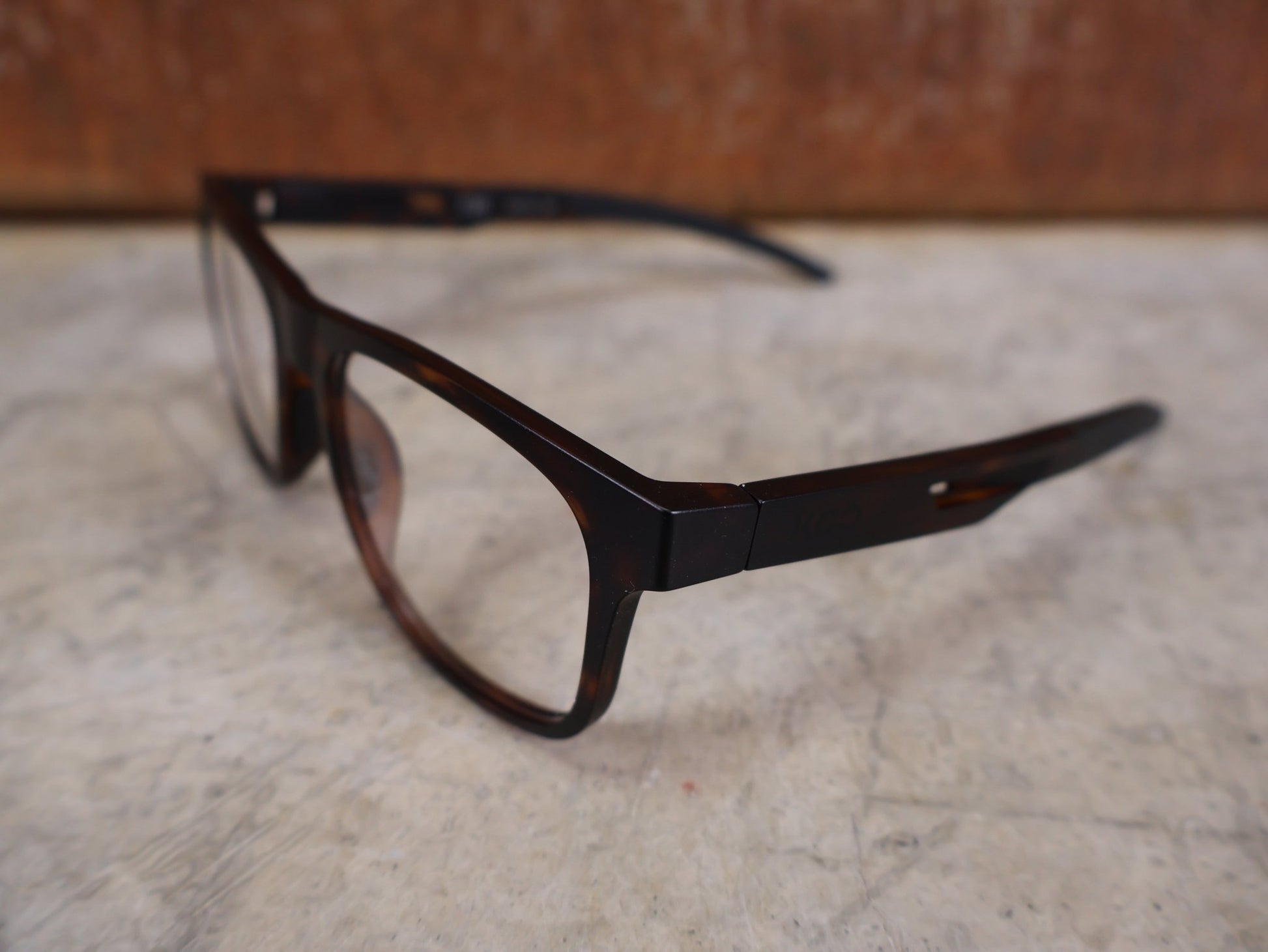 Brillen von Koo, KOO FIJI BRILLE – HAVANA MATT / DEMO - GLAS vor USEDBIKES - OB.DE Hintergrund