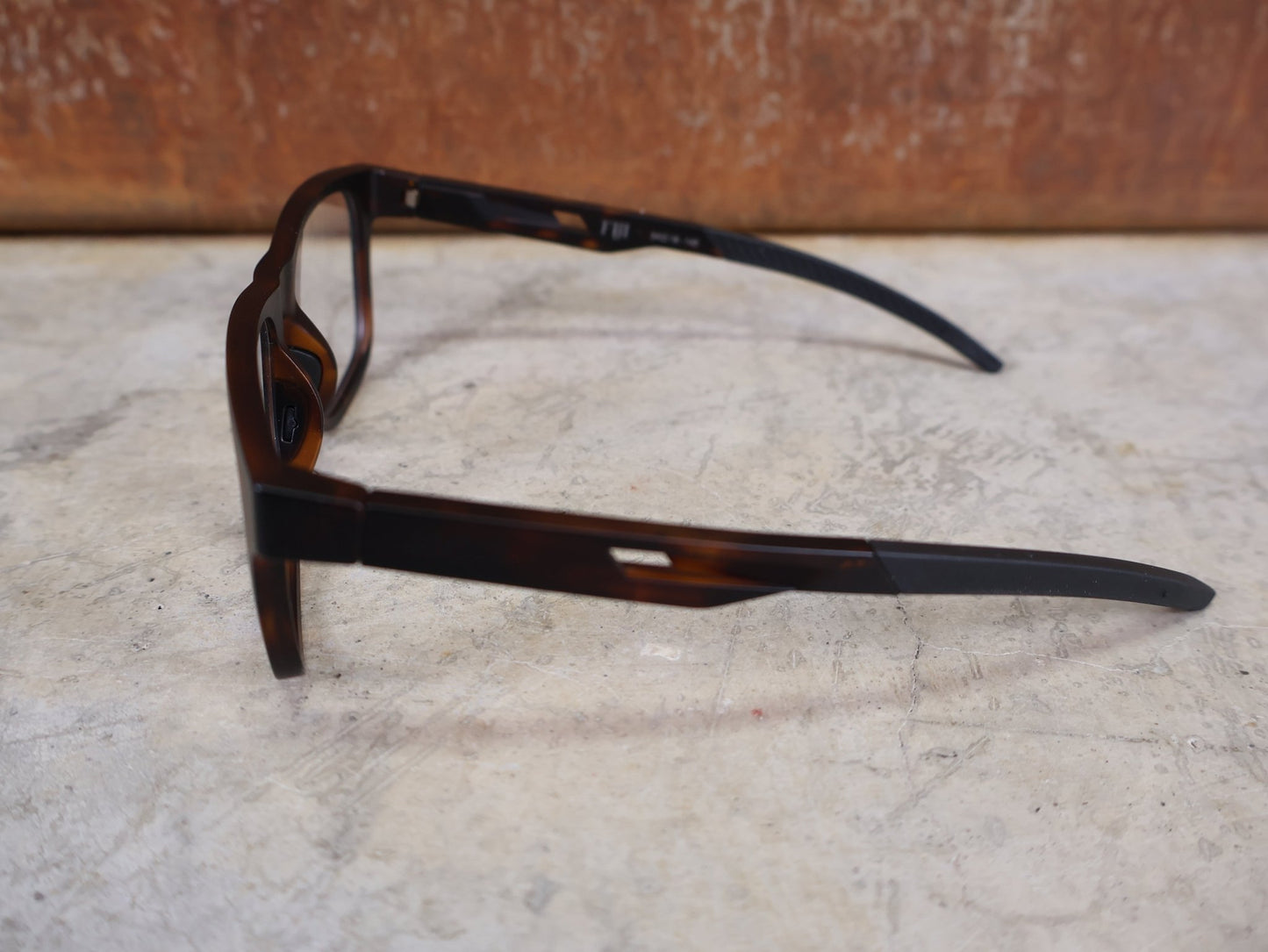 Brillen von Koo, KOO FIJI BRILLE – HAVANA MATT / DEMO - GLAS vor USEDBIKES - OB.DE Hintergrund