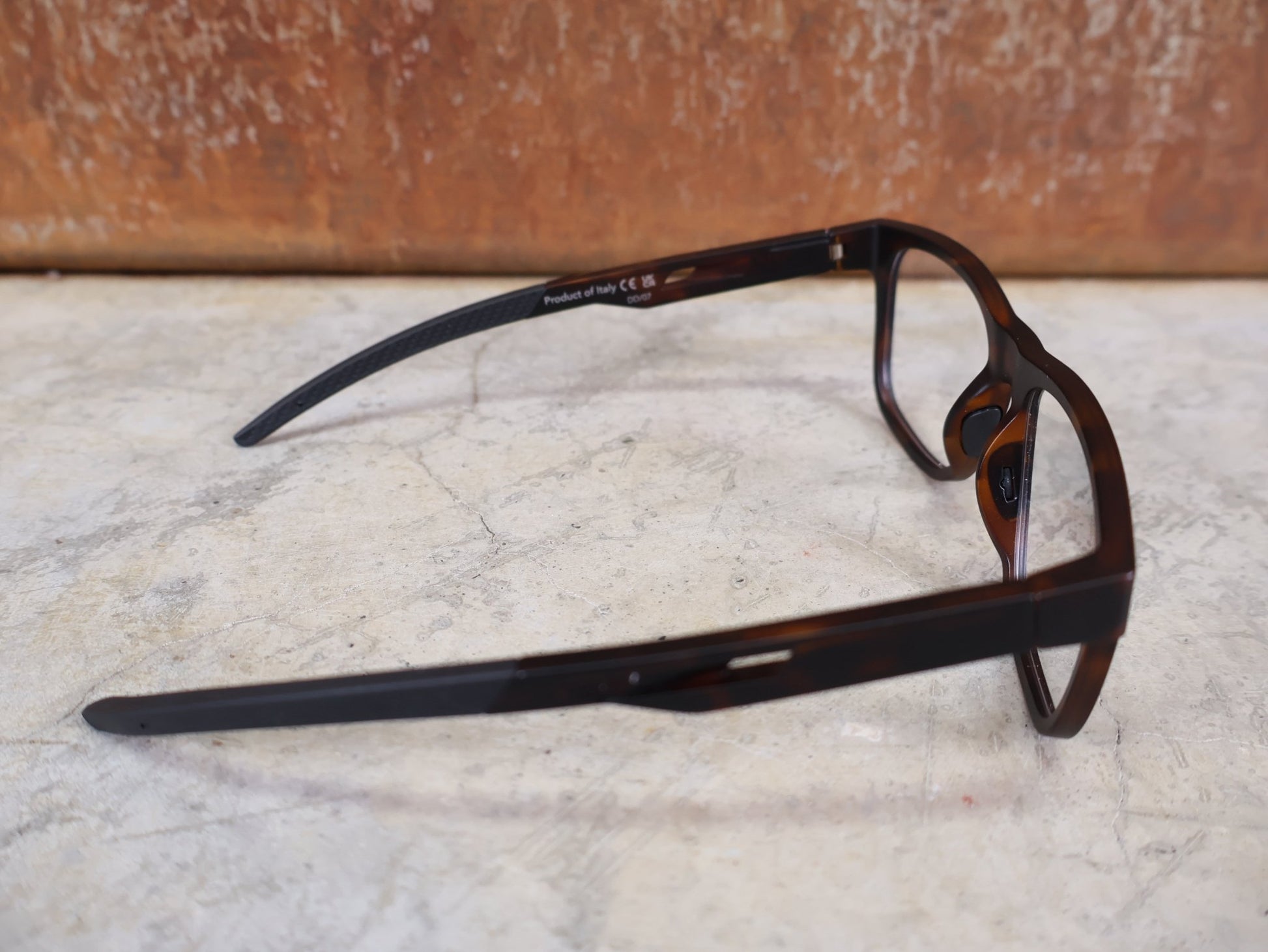 Brillen von Koo, KOO FIJI BRILLE – HAVANA MATT / DEMO - GLAS vor USEDBIKES - OB.DE Hintergrund