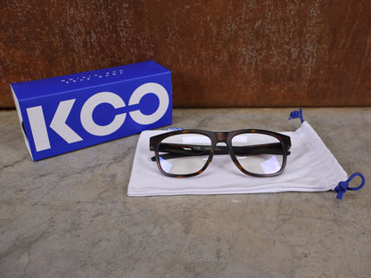 Brillen von Koo, KOO FIJI BRILLE – HAVANA MATT / DEMO - GLAS vor USEDBIKES - OB.DE Hintergrund