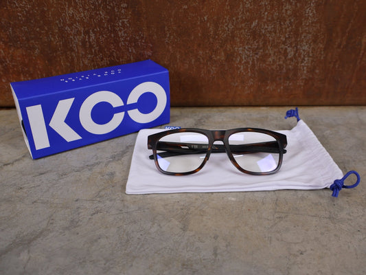 Brillen von Koo, KOO FIJI BRILLE – HAVANA MATT / DEMO - GLAS vor USEDBIKES - OB.DE Hintergrund