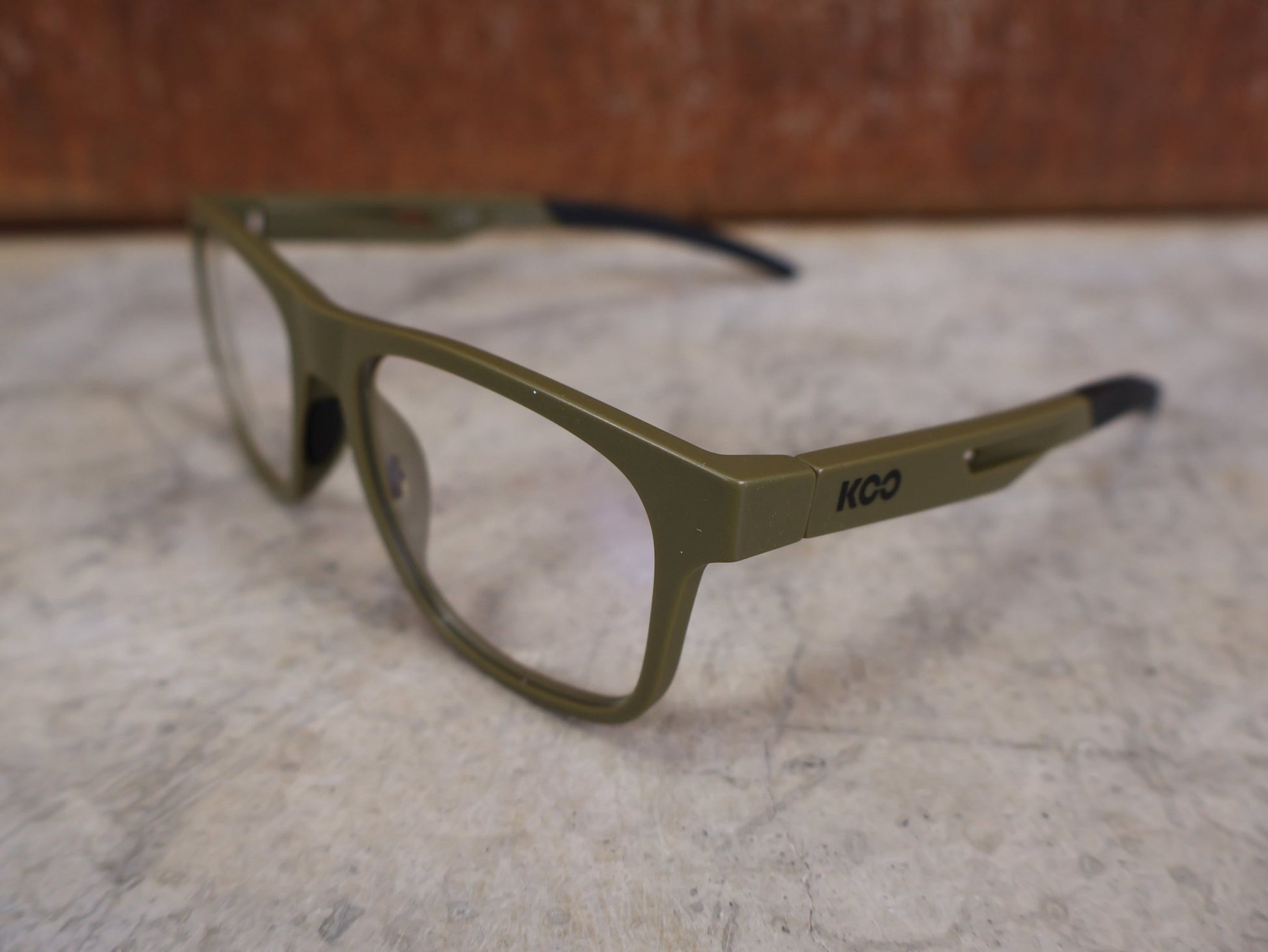 Brillen von Koo, KOO FIJI BRILLE – KHAKI GREEN MATT / DEMO - GLAS vor USEDBIKES - OB.DE Hintergrund