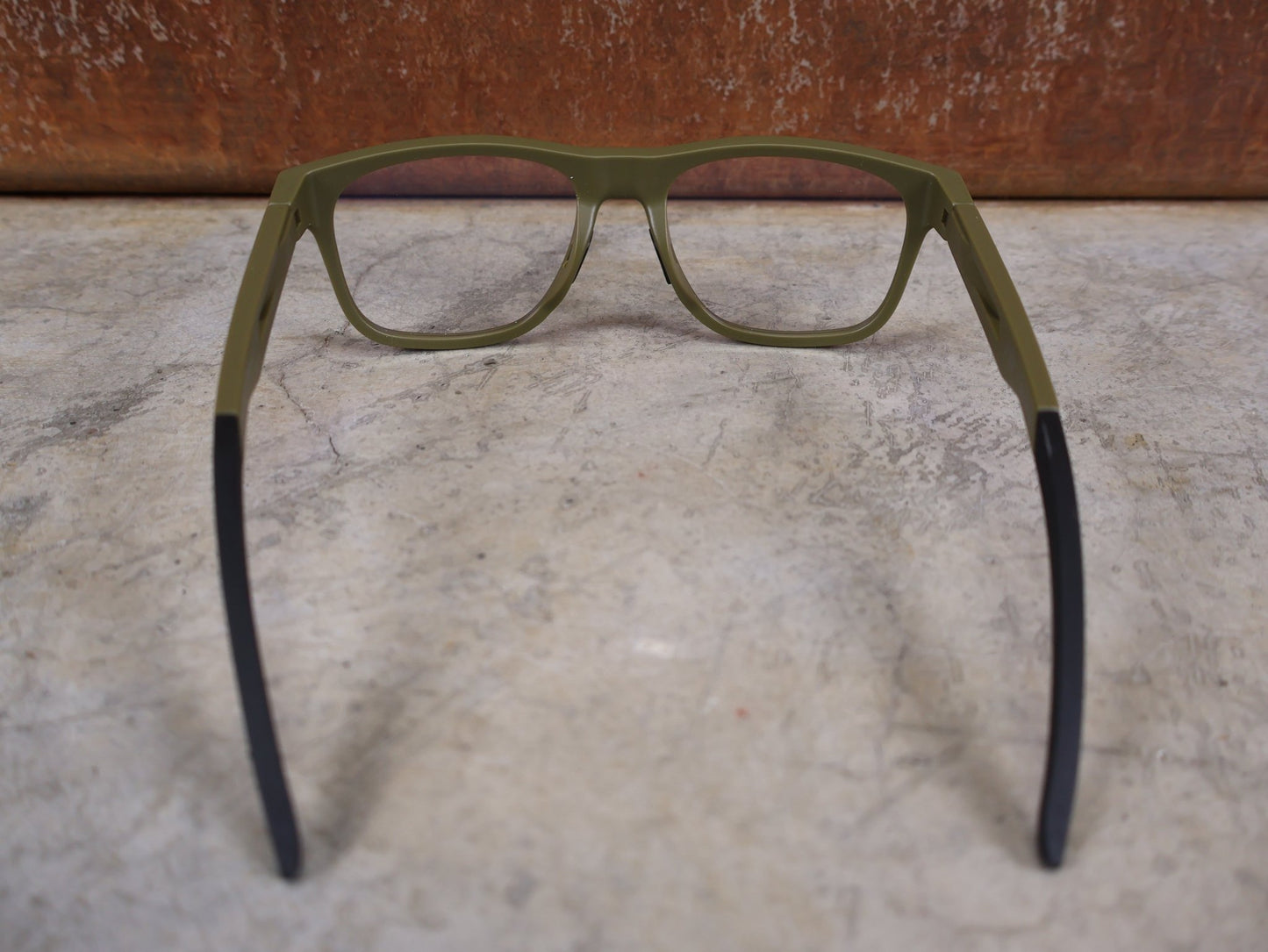 Brillen von Koo, KOO FIJI BRILLE – KHAKI GREEN MATT / DEMO - GLAS vor USEDBIKES - OB.DE Hintergrund