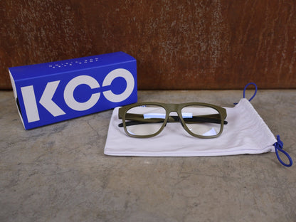 Brillen von Koo, KOO FIJI BRILLE – KHAKI GREEN MATT / DEMO - GLAS vor USEDBIKES - OB.DE Hintergrund