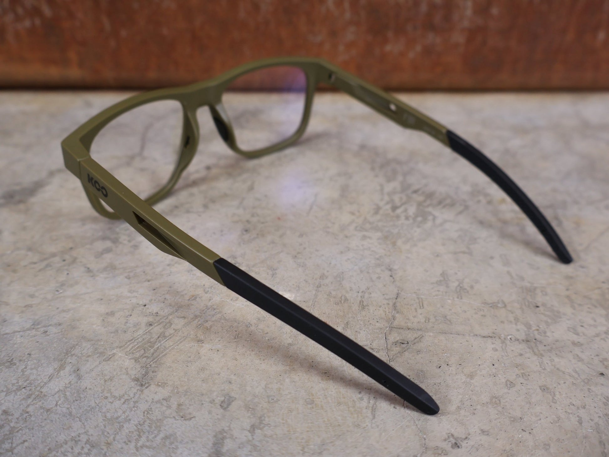 Brillen von Koo, KOO FIJI BRILLE – KHAKI GREEN MATT / DEMO - GLAS vor USEDBIKES - OB.DE Hintergrund