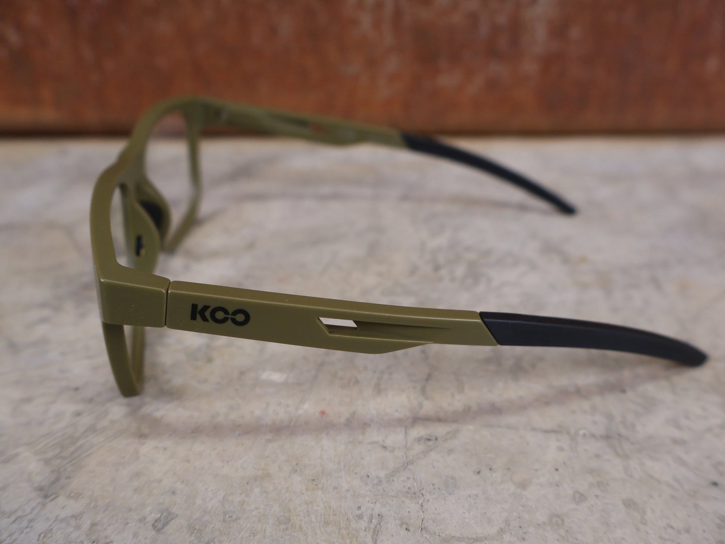 Brillen von Koo, KOO FIJI BRILLE – KHAKI GREEN MATT / DEMO - GLAS vor USEDBIKES - OB.DE Hintergrund