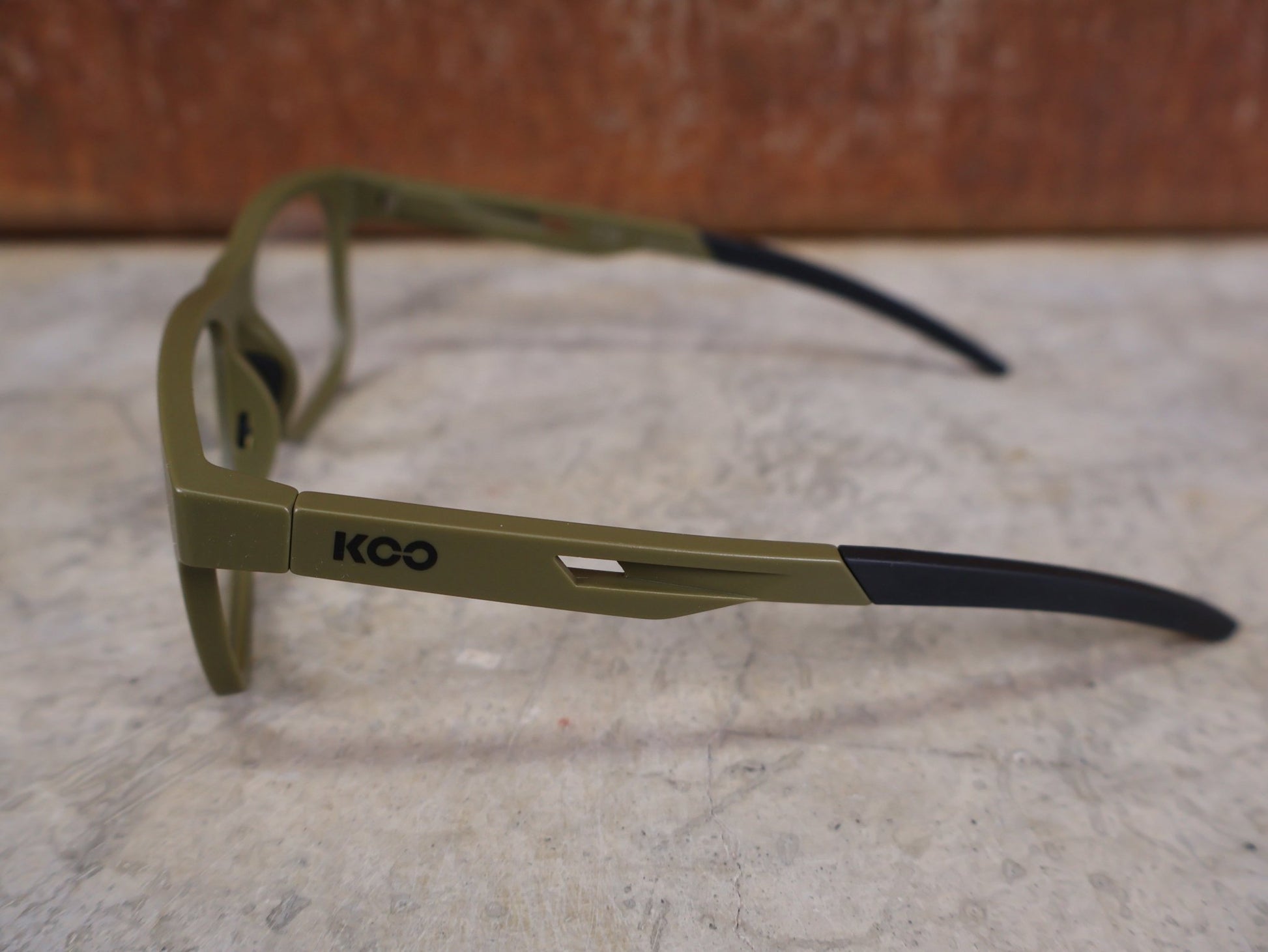 Brillen von Koo, KOO FIJI BRILLE – KHAKI GREEN MATT / DEMO - GLAS vor USEDBIKES - OB.DE Hintergrund