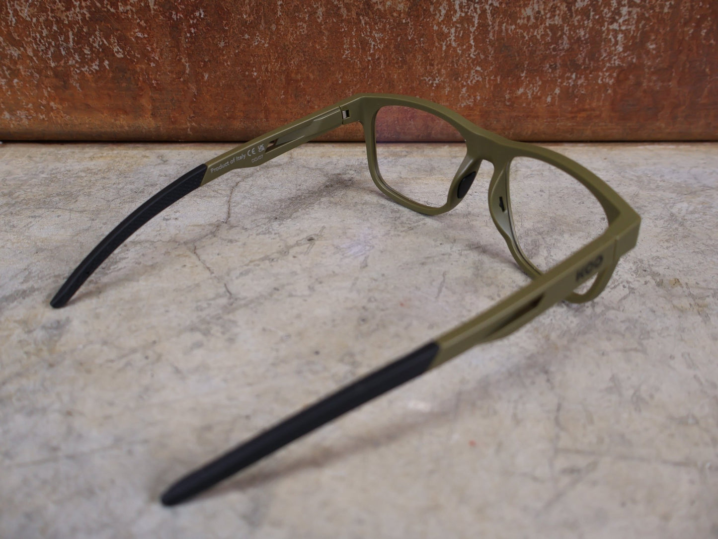 Brillen von Koo, KOO FIJI BRILLE – KHAKI GREEN MATT / DEMO - GLAS vor USEDBIKES - OB.DE Hintergrund