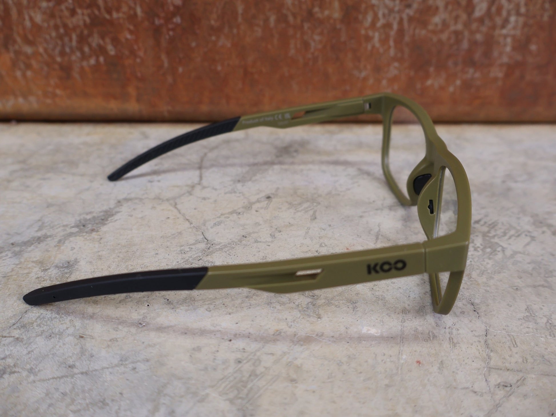 Brillen von Koo, KOO FIJI BRILLE – KHAKI GREEN MATT / DEMO - GLAS vor USEDBIKES - OB.DE Hintergrund