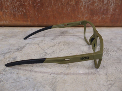 Brillen von Koo, KOO FIJI BRILLE – KHAKI GREEN MATT / DEMO - GLAS vor USEDBIKES - OB.DE Hintergrund
