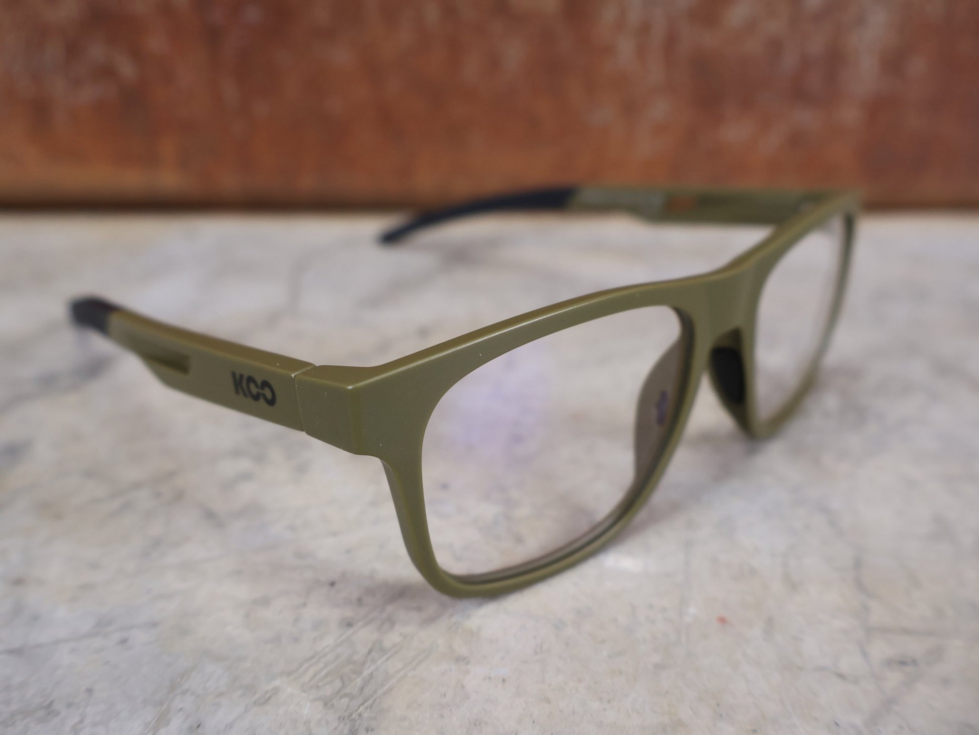Brillen von Koo, KOO FIJI BRILLE – KHAKI GREEN MATT / DEMO - GLAS vor USEDBIKES - OB.DE Hintergrund