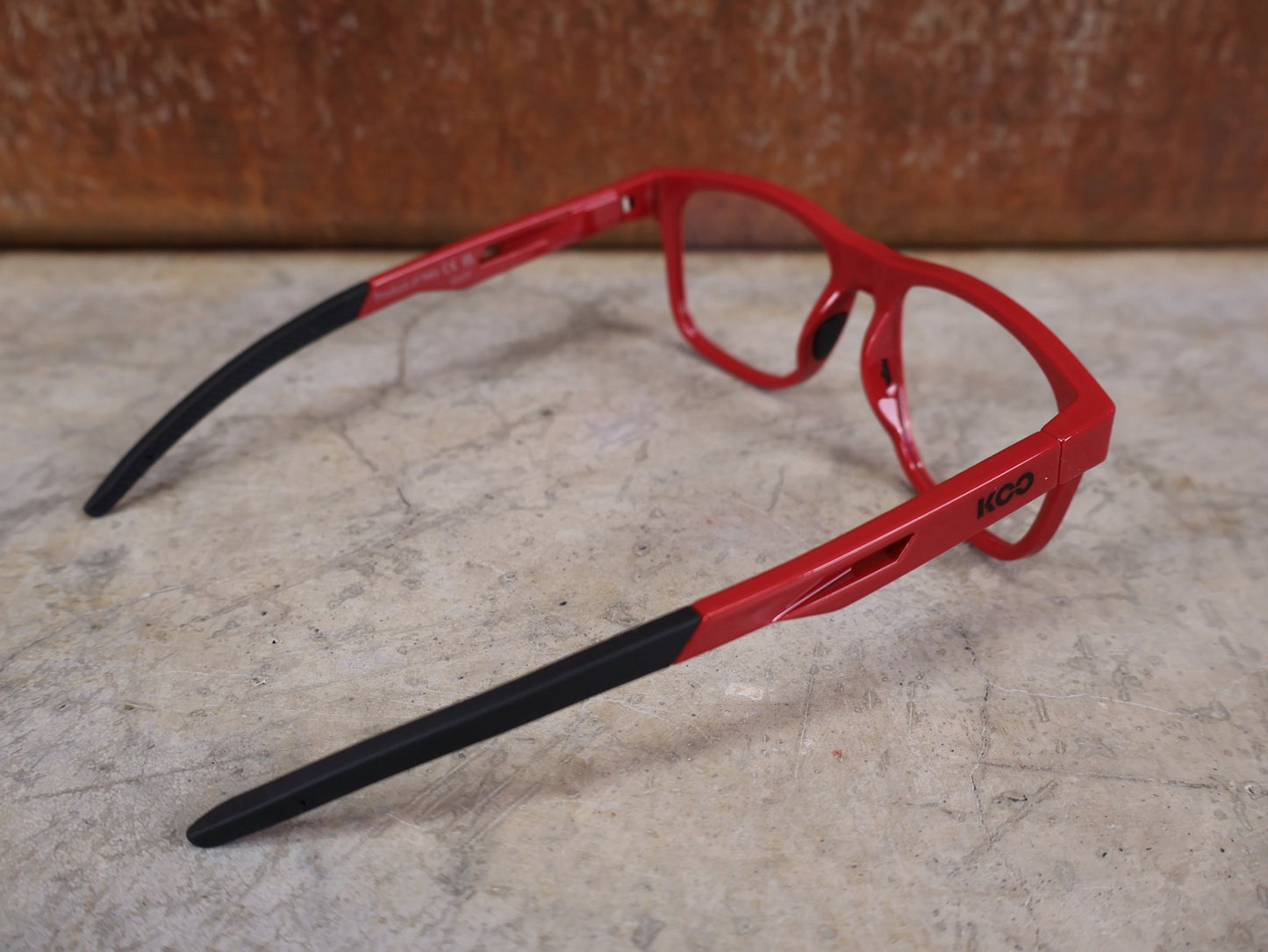 Brillen von Koo, KOO FIJI BRILLE – RED GLOSS / DEMO - GLAS vor USEDBIKES - OB.DE Hintergrund