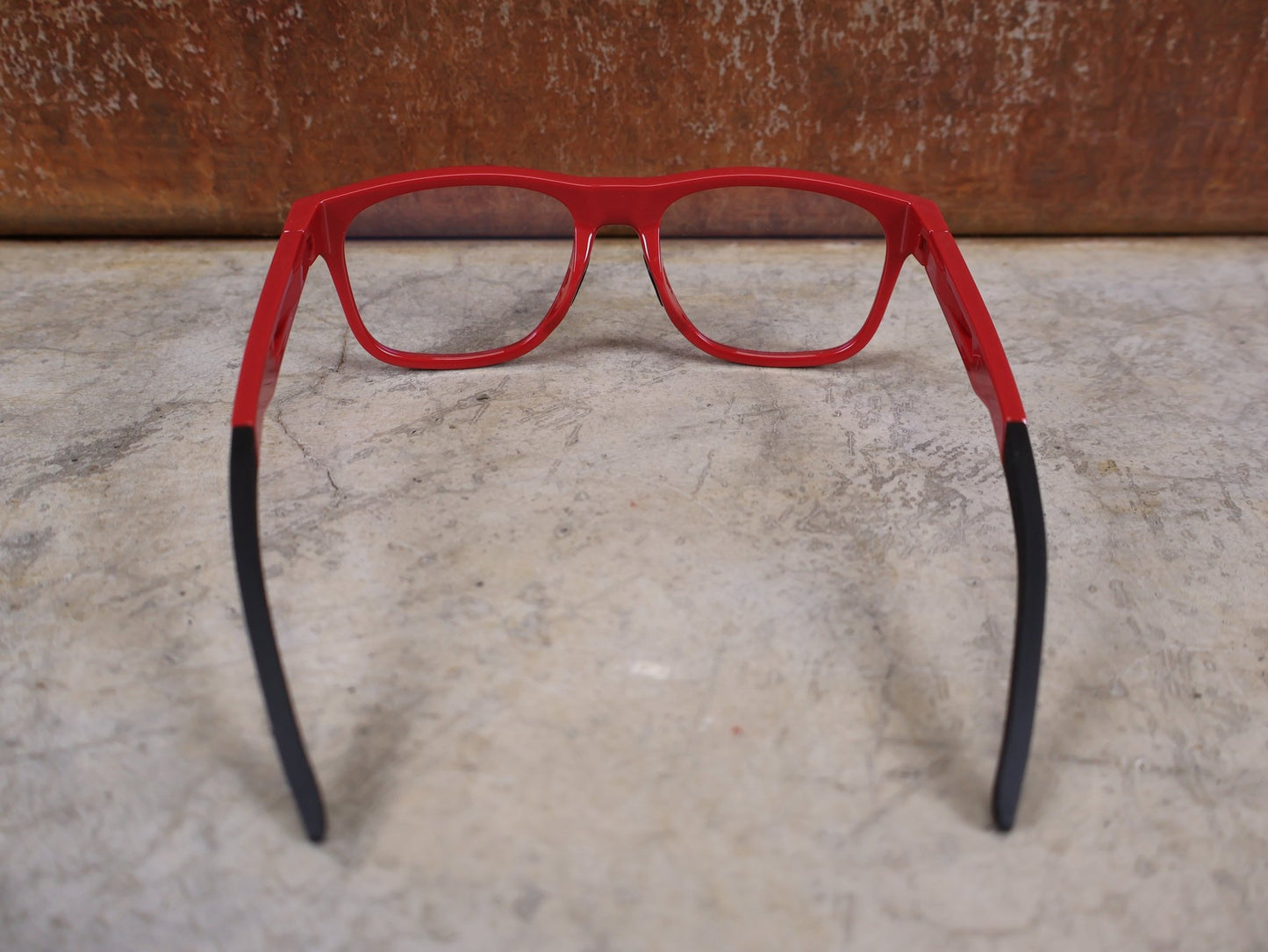 Brillen von Koo, KOO FIJI BRILLE – RED GLOSS / DEMO - GLAS vor USEDBIKES - OB.DE Hintergrund