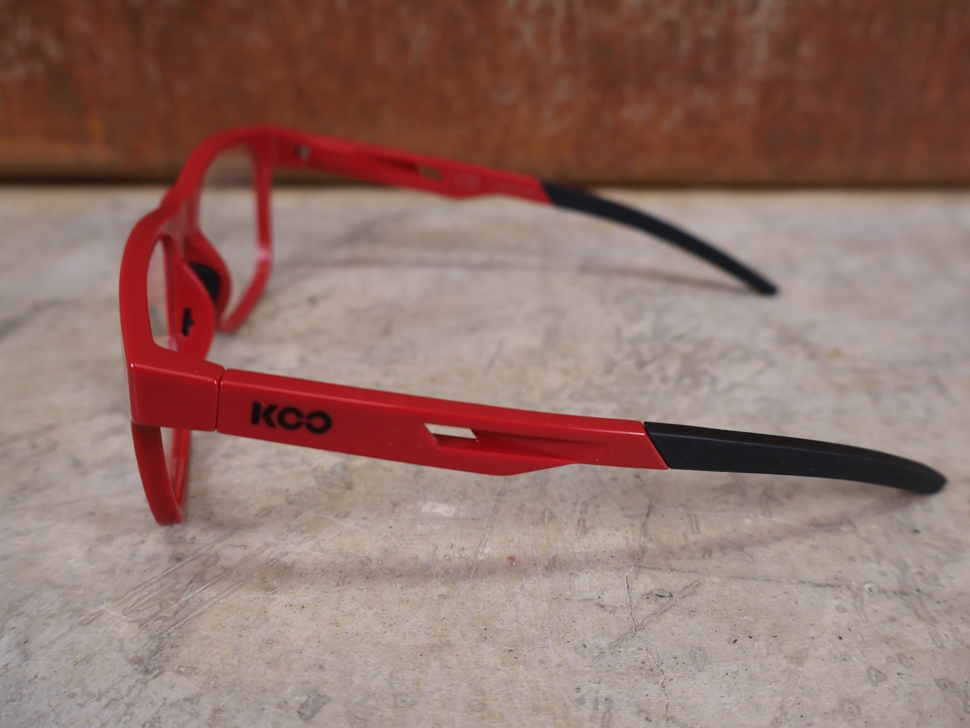 Brillen von Koo, KOO FIJI BRILLE – RED GLOSS / DEMO - GLAS vor USEDBIKES - OB.DE Hintergrund
