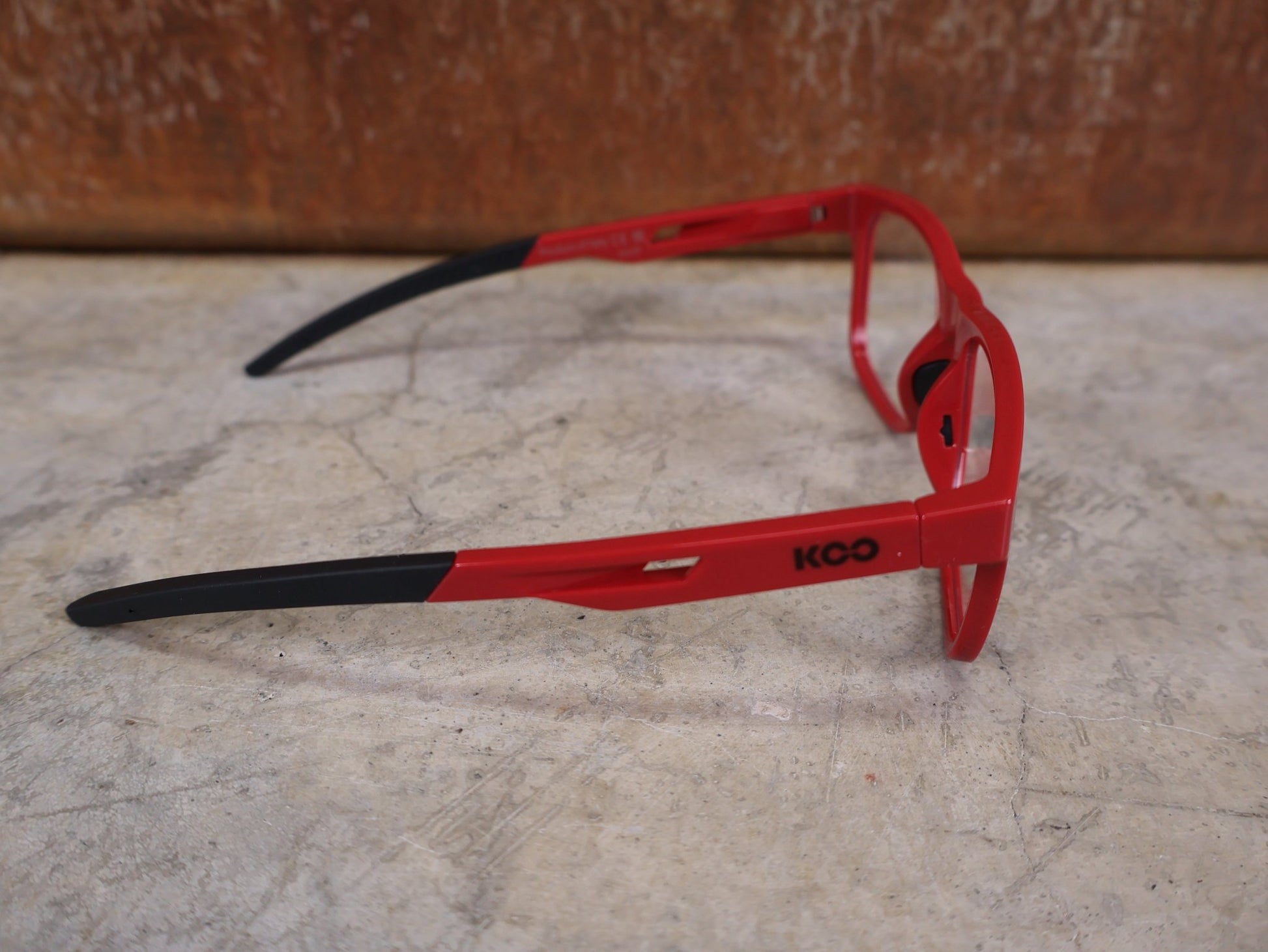 Brillen von Koo, KOO FIJI BRILLE – RED GLOSS / DEMO - GLAS vor USEDBIKES - OB.DE Hintergrund