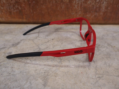 Brillen von Koo, KOO FIJI BRILLE – RED GLOSS / DEMO - GLAS vor USEDBIKES - OB.DE Hintergrund