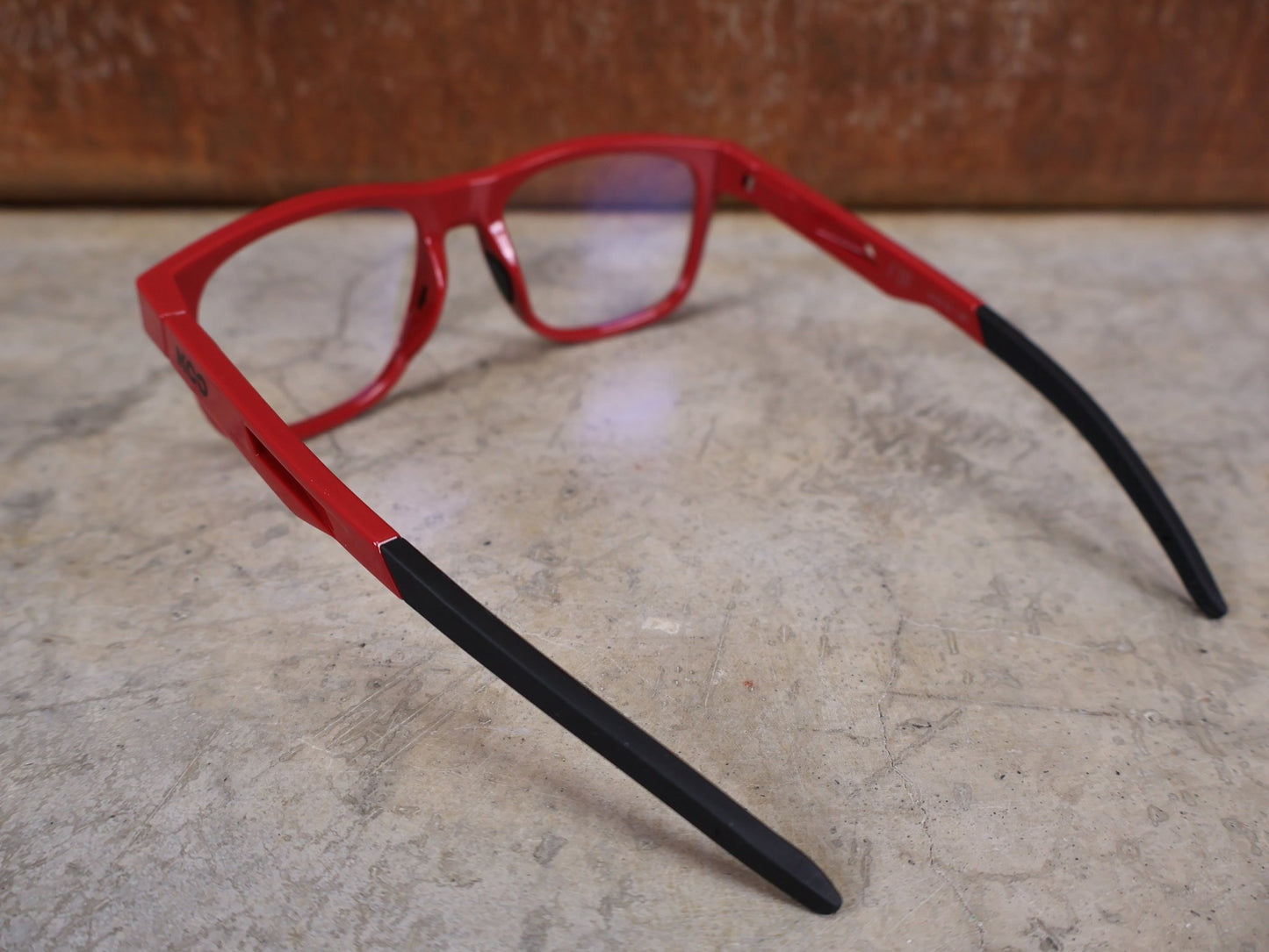Brillen von Koo, KOO FIJI BRILLE – RED GLOSS / DEMO - GLAS vor USEDBIKES - OB.DE Hintergrund