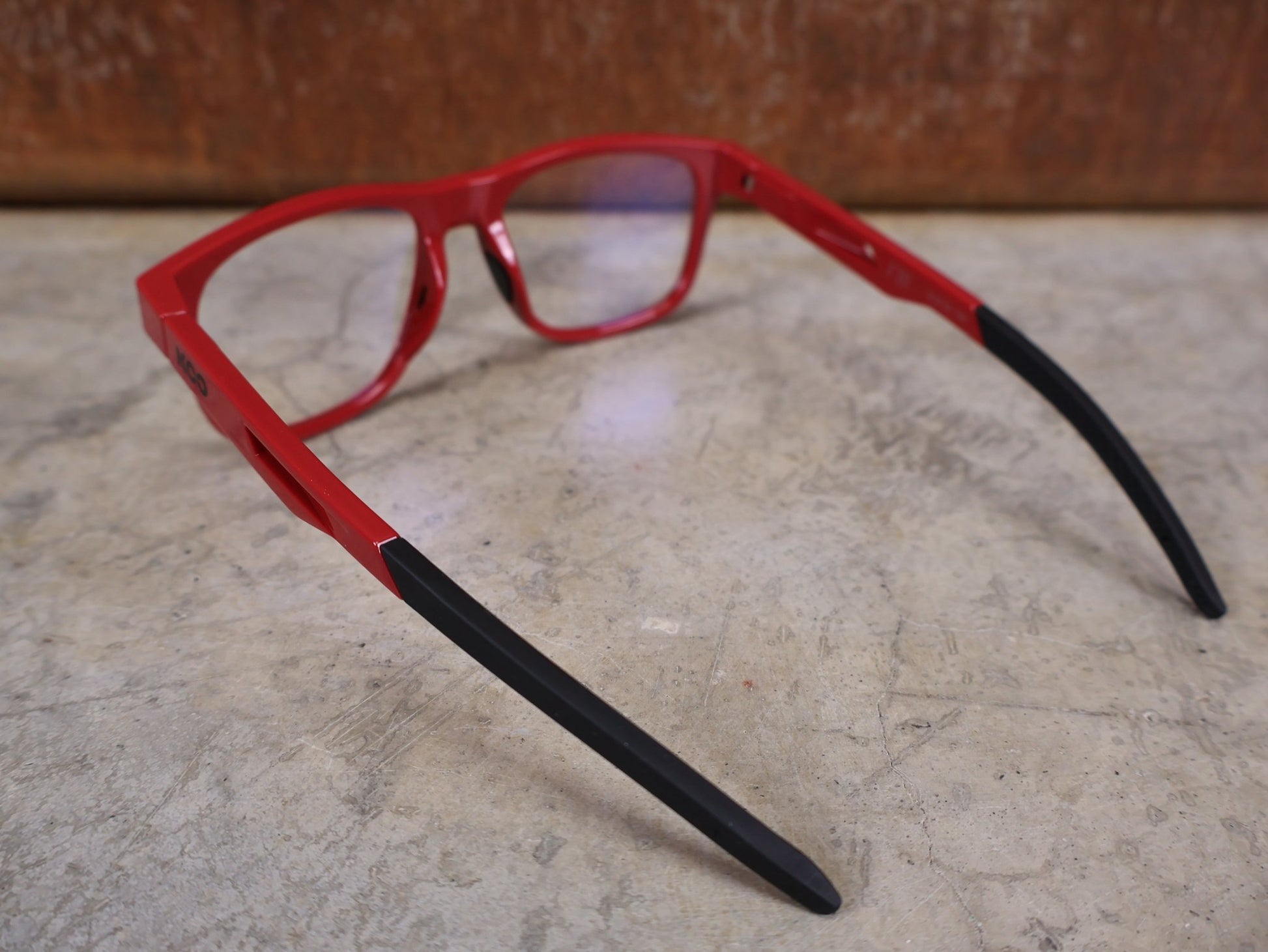 Brillen von Koo, KOO FIJI BRILLE – RED GLOSS / DEMO - GLAS vor USEDBIKES - OB.DE Hintergrund
