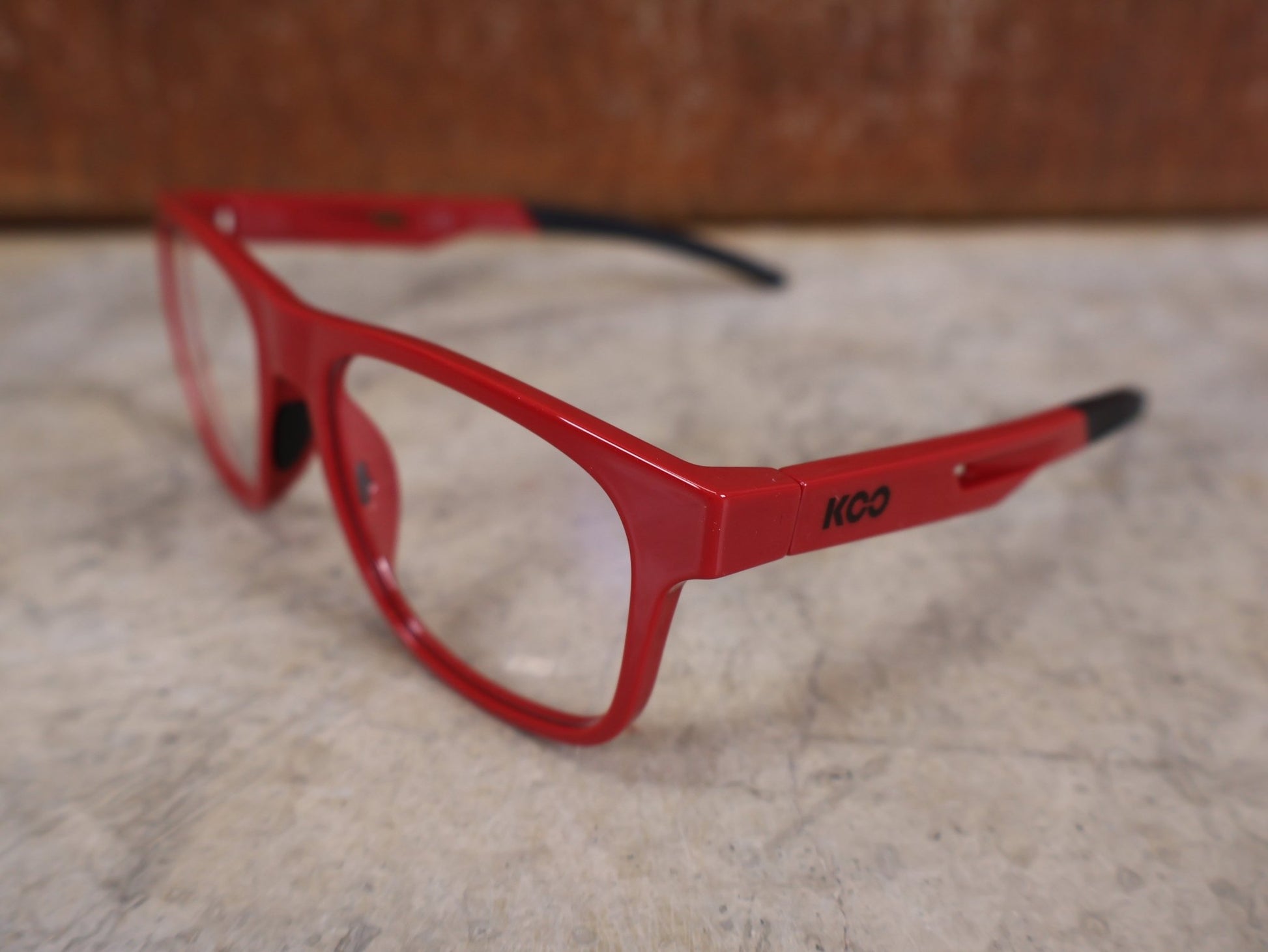 Brillen von Koo, KOO FIJI BRILLE – RED GLOSS / DEMO - GLAS vor USEDBIKES - OB.DE Hintergrund