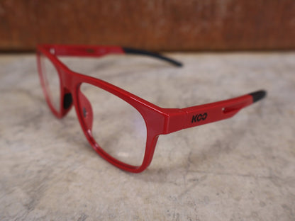 Brillen von Koo, KOO FIJI BRILLE – RED GLOSS / DEMO - GLAS vor USEDBIKES - OB.DE Hintergrund