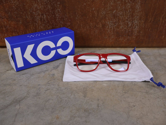 Brillen von Koo, KOO FIJI BRILLE – RED GLOSS / DEMO - GLAS vor USEDBIKES - OB.DE Hintergrund