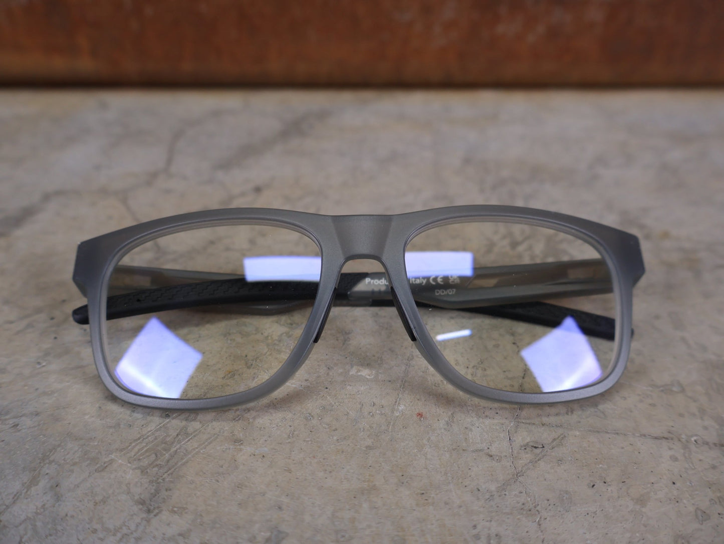 Brillen von Koo, KOO FIJI BRILLE – TRANSPARENT GREY / DEMO - GLAS vor USEDBIKES - OB.DE Hintergrund