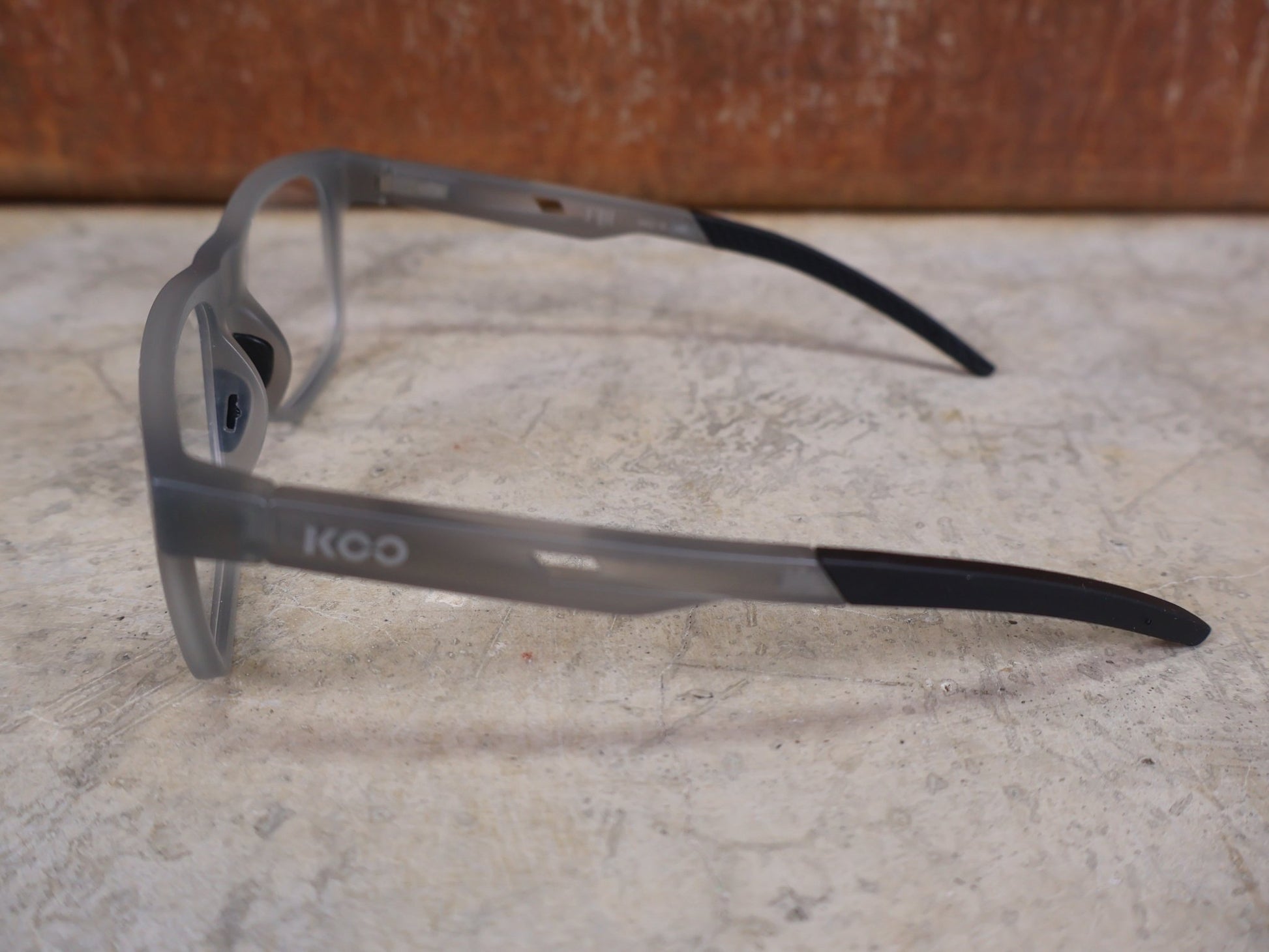 Brillen von Koo, KOO FIJI BRILLE – TRANSPARENT GREY / DEMO - GLAS vor USEDBIKES - OB.DE Hintergrund