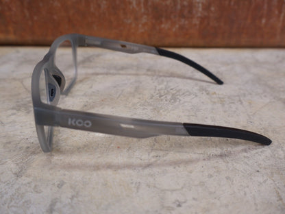 Brillen von Koo, KOO FIJI BRILLE – TRANSPARENT GREY / DEMO - GLAS vor USEDBIKES - OB.DE Hintergrund