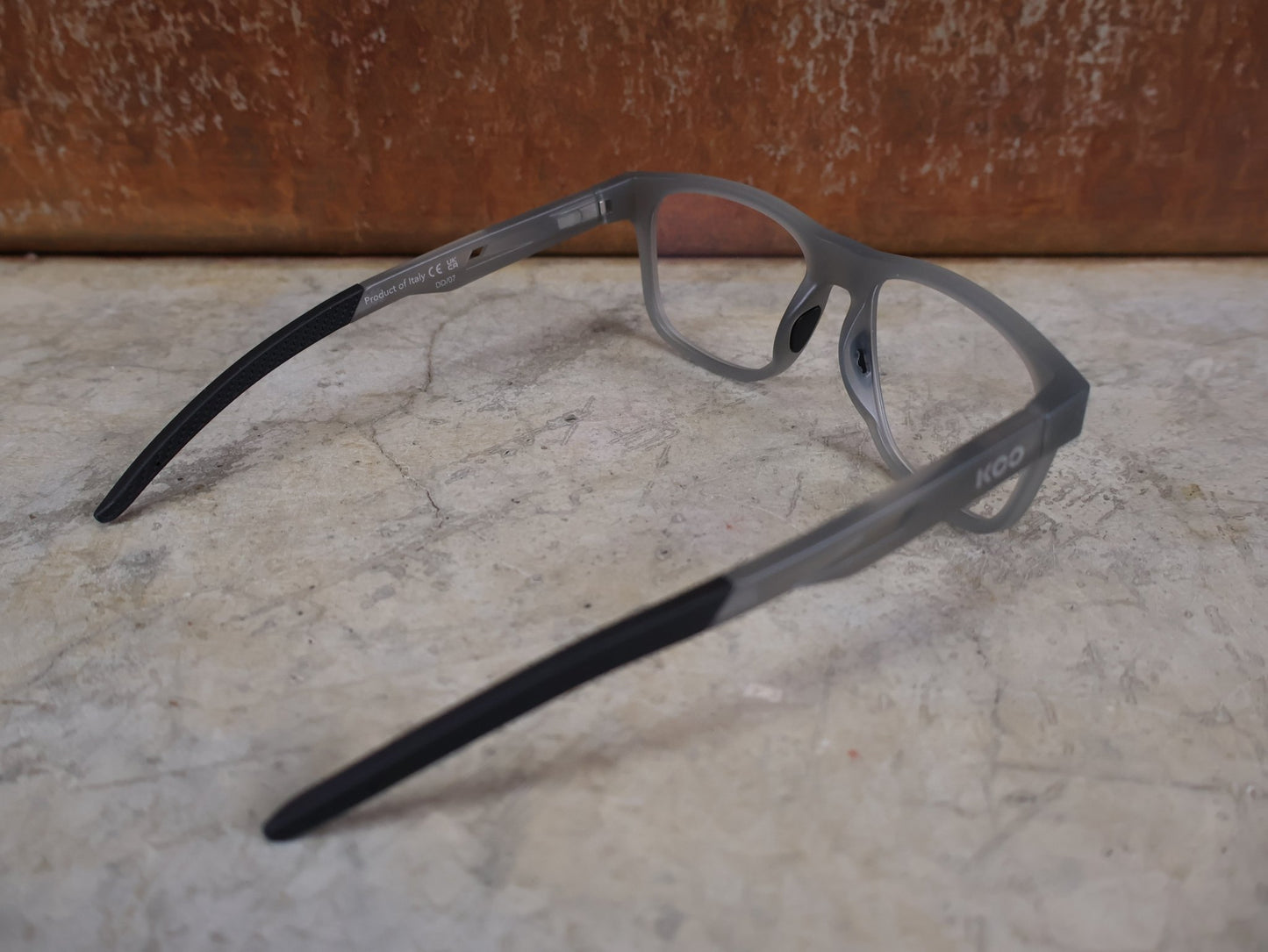 Brillen von Koo, KOO FIJI BRILLE – TRANSPARENT GREY / DEMO - GLAS vor USEDBIKES - OB.DE Hintergrund