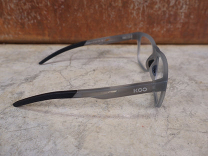 Brillen von Koo, KOO FIJI BRILLE – TRANSPARENT GREY / DEMO - GLAS vor USEDBIKES - OB.DE Hintergrund