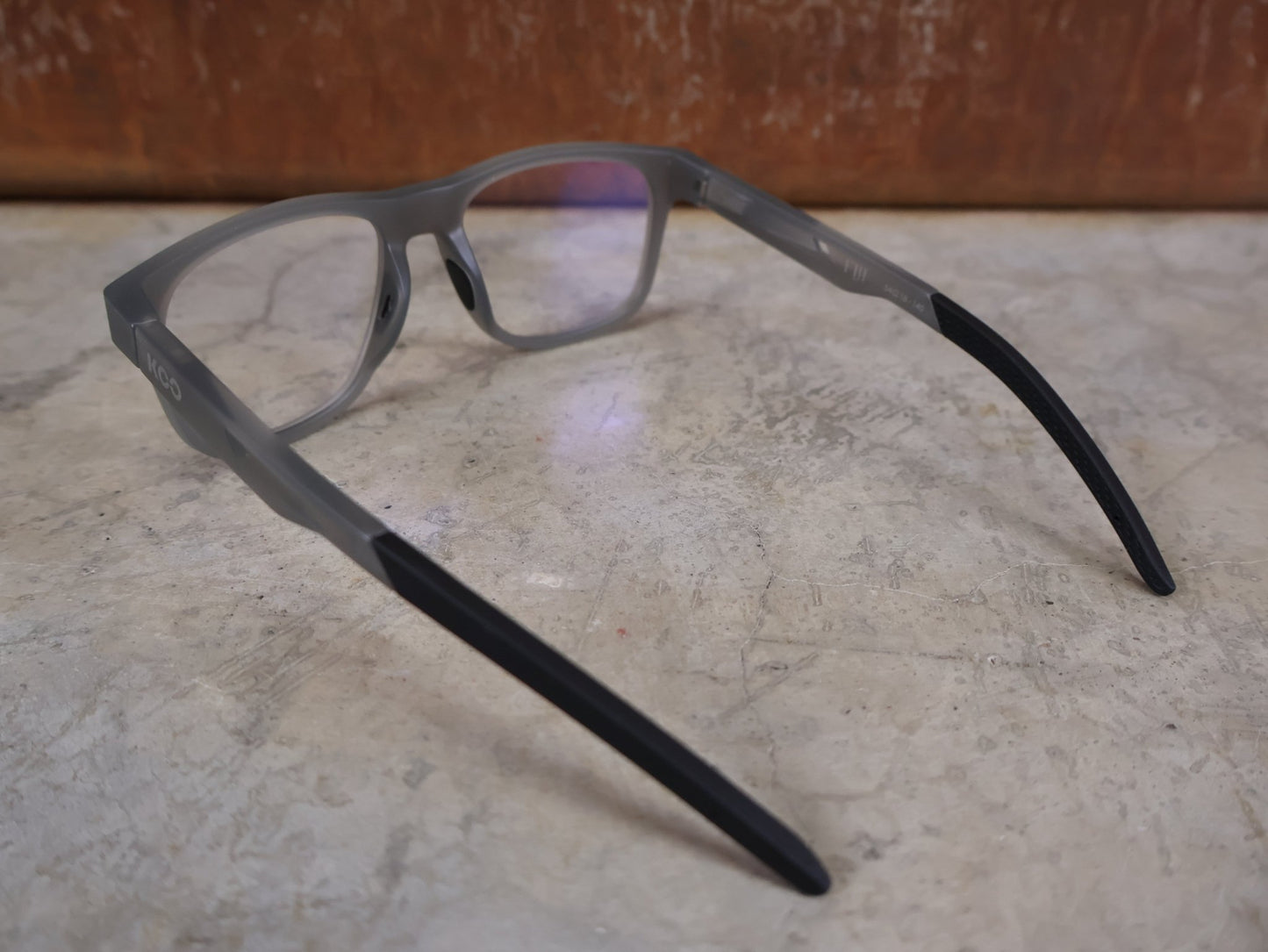 Brillen von Koo, KOO FIJI BRILLE – TRANSPARENT GREY / DEMO - GLAS vor USEDBIKES - OB.DE Hintergrund