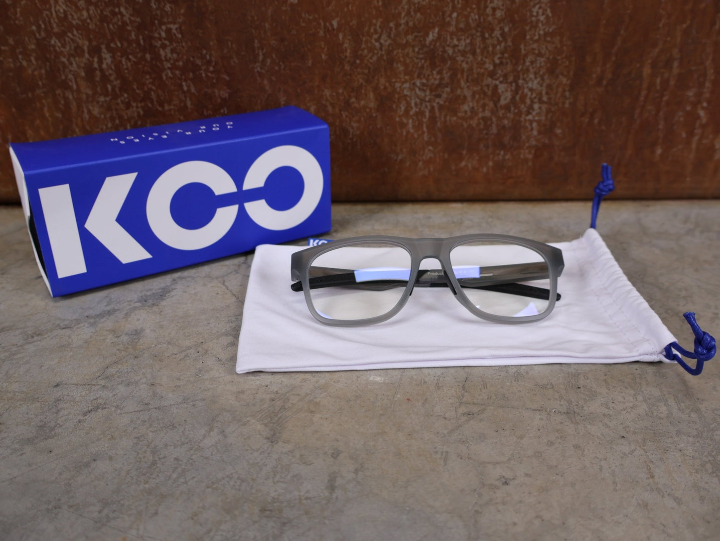 Brillen von Koo, KOO FIJI BRILLE – TRANSPARENT GREY / DEMO - GLAS vor USEDBIKES - OB.DE Hintergrund