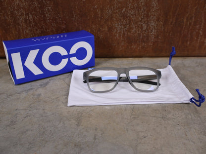 Brillen von Koo, KOO FIJI BRILLE – TRANSPARENT GREY / DEMO - GLAS vor USEDBIKES - OB.DE Hintergrund