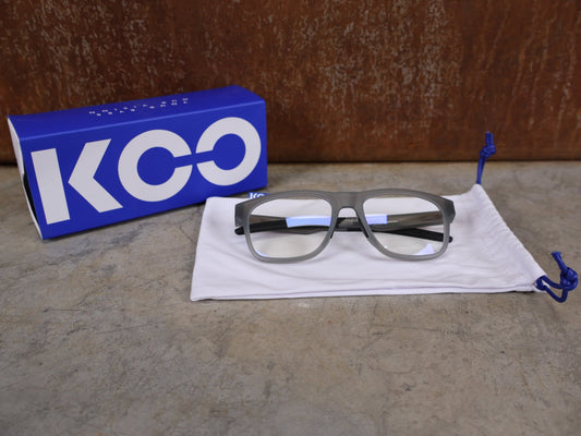 Brillen von Koo, KOO FIJI BRILLE – TRANSPARENT GREY / DEMO - GLAS vor USEDBIKES - OB.DE Hintergrund