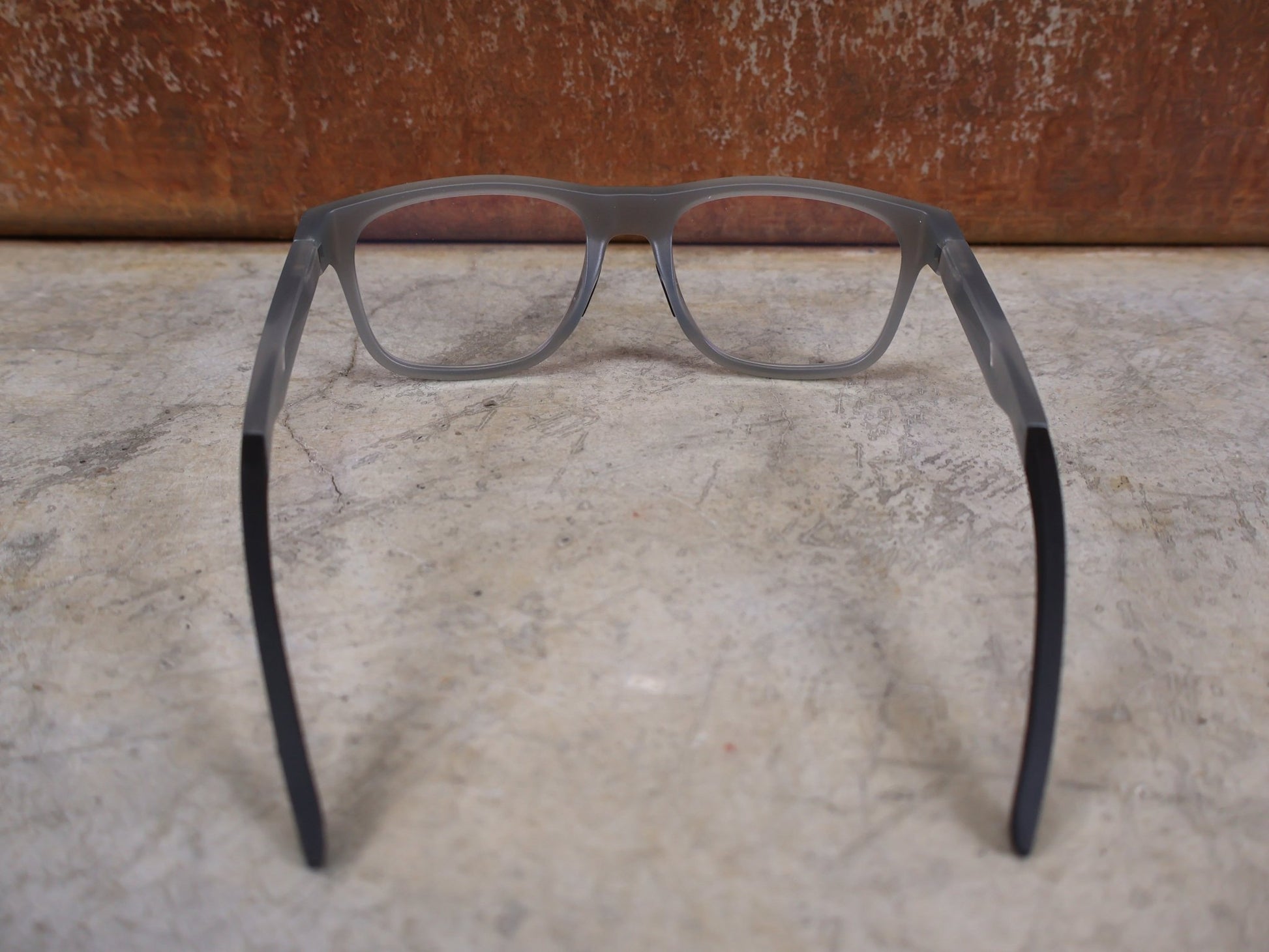 Brillen von Koo, KOO FIJI BRILLE – TRANSPARENT GREY / DEMO - GLAS vor USEDBIKES - OB.DE Hintergrund