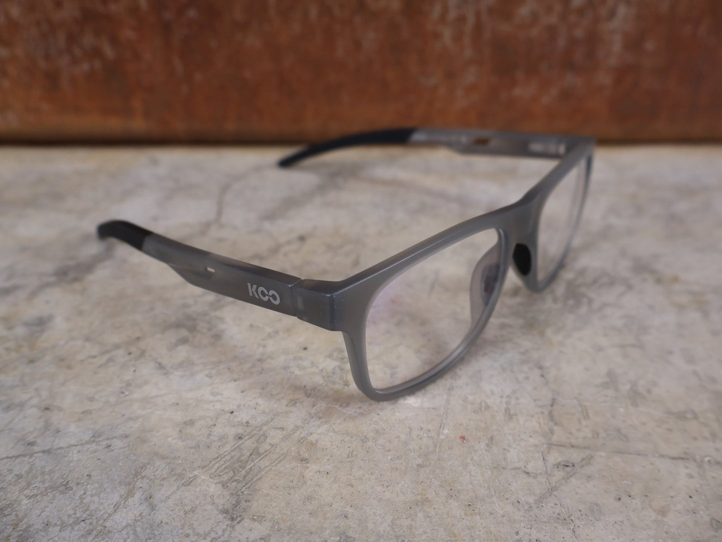 Brillen von Koo, KOO FIJI BRILLE – TRANSPARENT GREY / DEMO - GLAS vor USEDBIKES - OB.DE Hintergrund