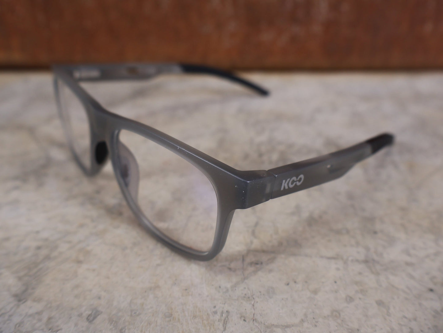 Brillen von Koo, KOO FIJI BRILLE – TRANSPARENT GREY / DEMO - GLAS vor USEDBIKES - OB.DE Hintergrund