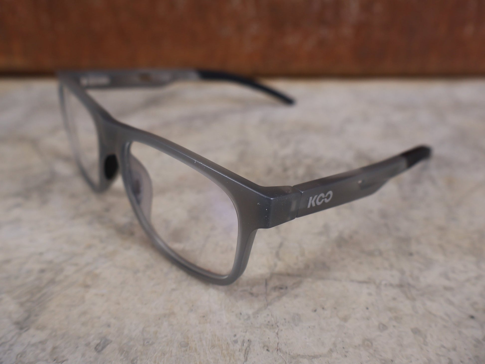 Brillen von Koo, KOO FIJI BRILLE – TRANSPARENT GREY / DEMO - GLAS vor USEDBIKES - OB.DE Hintergrund