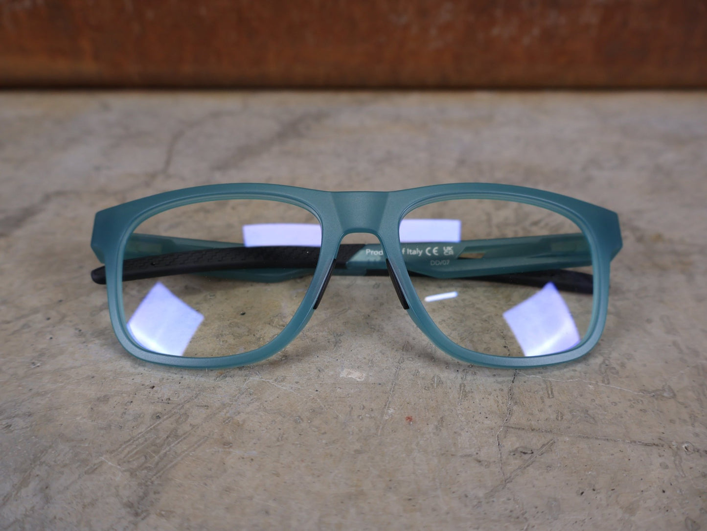 Brillen von Koo, KOO FIJI BRILLE – TRANSPARENT LIGHT BLUE / DEMO - GLAS vor USEDBIKES - OB.DE Hintergrund